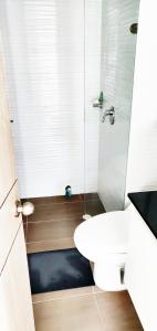 吉拉尔多特Condominio peñazul la morada lo mejor的带淋浴和白色盥洗盆的浴室
