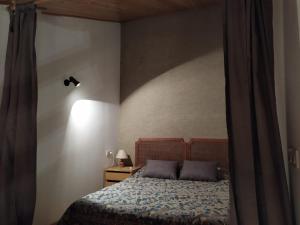 拉加玛艾佩德拉Apartament Donadó - Port del Comte的一间卧室配有一张带两个枕头的床
