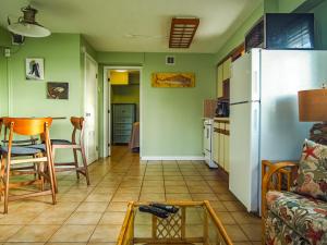 伊斯拉莫拉达Ragged Edge Resort & Marina的厨房以及带冰箱的起居室。