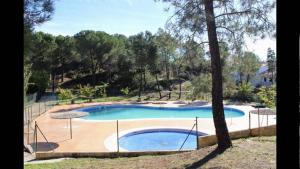 科尔多瓦Villa Rosa Amparo的一座大型游泳池四周设有围栏