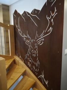 StosswihrLe gîte des Kritter的墙上的鹿画