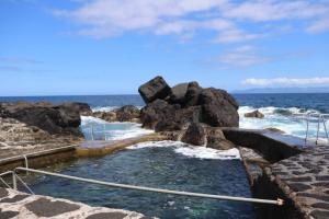 ArcosAdega do Xelica - Holiday Cottage的海边岩石上的热水浴池