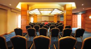 亚喀巴Marina Plaza Hotel Tala Bay的会议室里一排椅子的房间