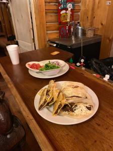 莫兰六牧场之心酒店的木桌上两盘食物