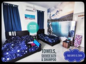 康卡尔切马拉Entire House Best Desaru Beach & Bandar Penawar Homestay Waterpark Instamass的一间卧室配有一张床,享有湖景