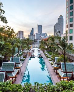 曼谷The Peninsula Bangkok的享有游泳池的景色,享有城市天际线的背景