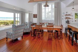 泰晤士库拉努伊度假屋的厨房以及带木桌和椅子的用餐室。