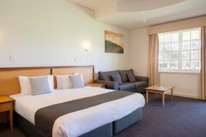 麦克拉伦谷塞拉菲诺麦克拉伦谷酒店的酒店客房设有一张大床和一张沙发。