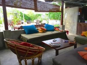 拉维尼亚山Colombo Beach Hostel的客厅配有沙发和桌子