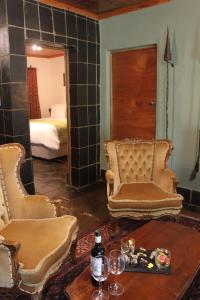 穆德斯蒂夫米斯泰山会议及Spa中心乡村酒店的一间设有两把椅子、一张桌子和一张床的房间