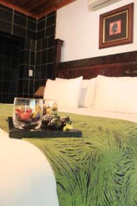穆德斯蒂夫米斯泰山会议及Spa中心乡村酒店的在酒店房间床上的一张食物托盘