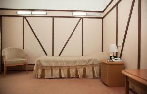 奥廖尔梦之公园酒店的配有床、椅子和电话的房间