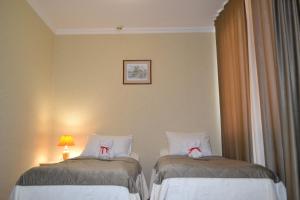 奥廖尔梦之公园酒店的酒店客房,设有两张红色弓床