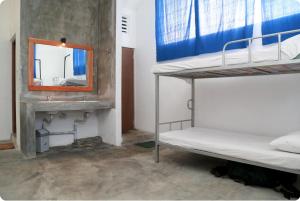 拉维尼亚山Colombo Beach Hostel的客房设有两张双层床和镜子