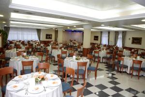 菲拉德尔菲亚卡斯特尔莫纳多酒店的宴会厅配有白色的桌椅
