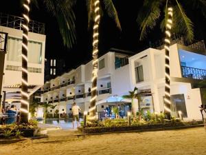 长滩岛长滩岛海洋俱乐部海滩度假村的棕榈树和灯的海滩上酒店