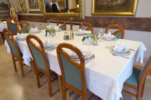 萨格勒布维拉蒂娜酒店的餐厅的一张桌子,上面有白色的桌布
