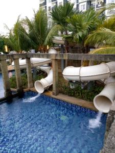 关丹Studio Homestay SGarden Resort Residences的一个带水滑梯的水上公园