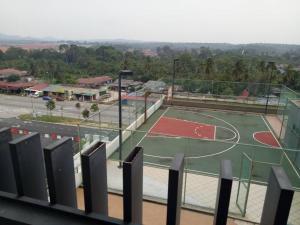 关丹Studio Homestay SGarden Resort Residences的篮球场,带篮球架