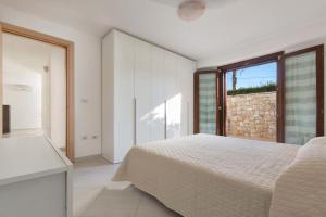 帕拉比塔Dependance di Villa Melissa的一间卧室设有一张床和一个大窗户