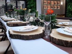 科马尔诺立托维尔酒店的圆木上带盘子和酒杯的长桌