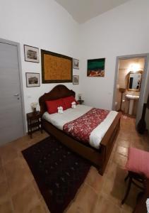 阿塞米尼Villa Iole的一间卧室配有一张床和一个水槽
