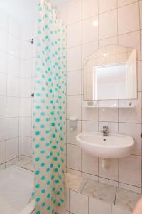 谢林伯尔Motel Dracula的一间带水槽和淋浴帘的浴室