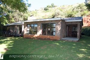香槟谷Birdsong Cottages - 10 Poplar Drive - Bergview Estate的一座小砖房,有大院子