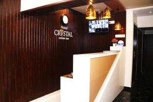 孟买Hotel Crystal Luxury Inn- Bandra的餐厅里的酒吧,墙上挂着时钟