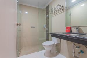 RedDoorz Syariah @ Villa Grand Mutiara Tasikmalaya的一间浴室