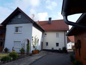 施泰瑙安德斯查瑟Ferienwohnung Schäfer的白色的房子和白色的房子,有红色屋顶