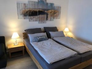 格吕克斯堡Appartement Ankerplatz的一张床上有两个枕头的房间