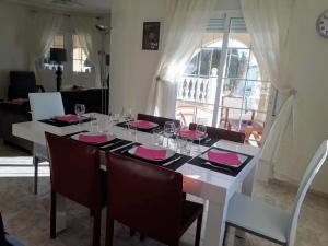 罗哈莱斯casa ronda的餐桌,配有粉红色的餐巾和玻璃杯