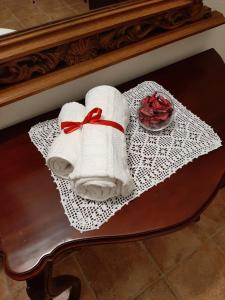 阿塞米尼Villa Iole的一张桌子上带红丝带的毛巾