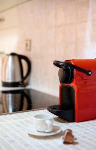 雅典法拉斯公寓的台面上的一个红色烤面包机