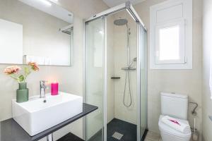 艾姆布里亚布拉瓦Apart-Rent Apartament Bahia 0015的带淋浴、盥洗盆和卫生间的浴室