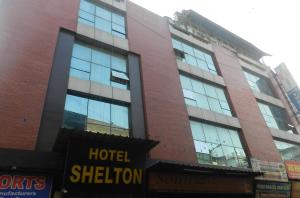 新德里谢尔顿酒店 的街道上带玻璃窗的大型建筑