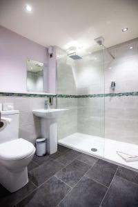 克利尔威尔The Wyndham Hotel的带淋浴、卫生间和盥洗盆的浴室