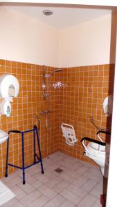 Carmaux勒甘贝塔酒店 的浴室配有卫生间、淋浴和盥洗盆。