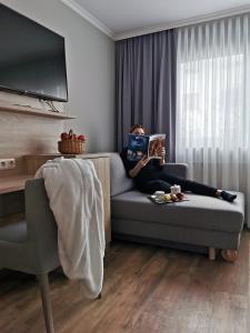 纽伦堡科里斯特尔酒店的坐在沙发上读书的女人