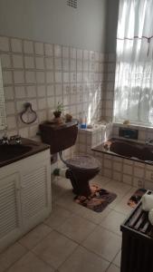 开普敦Angel's Corner的浴室配有卫生间、盥洗盆和浴缸。