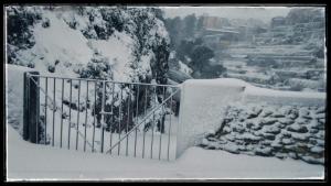 波凯兰特Casa Rural Casa Gimeno的花园旁的雪盖