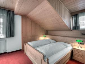 科瓦拉因巴迪亚B&B Bracun的木制客房内的一间卧室,配有一张床