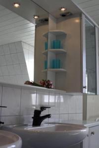 魏登威勒酒店的一间带水槽和镜子的浴室