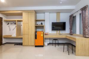清莱拉玛酒店的客房设有书桌、电视和冰箱。