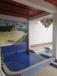 拉多拉达Hotel Brisas Del Magdalena的墙上画画的游泳池