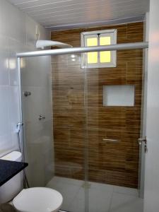 伊塔齐米林Pousada Ilha do Meio的带淋浴、卫生间和窗户的浴室