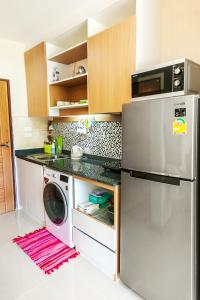 奈通海滩The Nai Thon Condominium Unit的厨房配有冰箱和洗衣机。