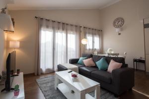 博尔德斯·代瓦里拉Apartamento cerca de Pistas的客厅配有沙发和桌子