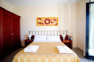 斯库索港唐佩德罗酒店的一间卧室配有一张大床和两条毛巾